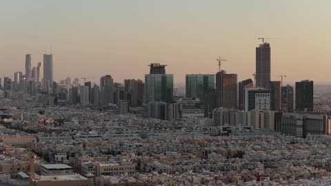 الفن الهندسي المعماري في مدينة الرياض  ،الأبراج وناطحات السحاب في المملكة ، معالم سياحية مشهورة في السعودية, حركة مرور السيارات على طريق الملك فهد , النهضة الاقتصادية والعمرانية لمدينة الرياض بالسعودية