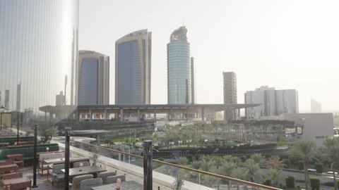 وقت مثالي للاسترخاء في كافيه راقي، كافيهات ومطاعم لتقديم المأكولات الشهية، مدن ومعالم ترفيهية في المملكة العربية السعودية، التسلية والترفيه , جذب واستقطاب السياح من جميع أنحاء العالم، السياحة في المملكة العربية السعودية، خلفية ابراج وناطحات السحاب