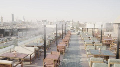 كافيهات ومطاعم لتقديم المأكولات الشهية، مدن ومعالم ترفيهية في المملكة العربية السعودية، التسلية والترفيه , جذب واستقطاب السياح من جميع أنحاء العالم، عطلة صيفية , السياحة في السعودية، استخدتم مراوح رذاذ لترطيب الجو، الواجهة السياحية المشهورة في العاصمة