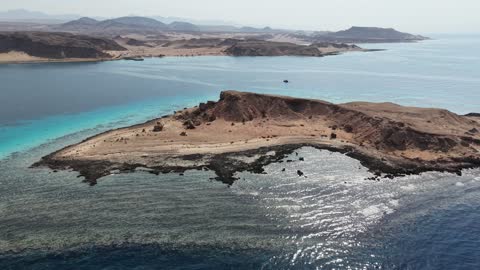 الواجهة البحرية في تبوك ، شاطئ محافظة حقل على سواحل البحر الأحمر في مدينة تبوك بالمملكة العربية السعودية ، تصوير درون لجزيرة الوصل، معالم تبوك السياحية ، هدوء وجمال البحر ، اماكن سياحية ، خلفية الطبيعة البحرية