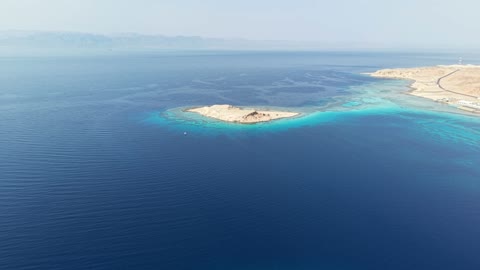 هدوء وجمال البحر ، الواجهة البحرية في تبوك ، شاطئ محافظة حقل على سواحل البحر الأحمر في مدينة تبوك بالمملكة العربية السعودية ، تصوير درون لجزيرة الوصل، معالم تبوك السياحية ، اماكن سياحية ، خلفية الطبيعة البحرية
