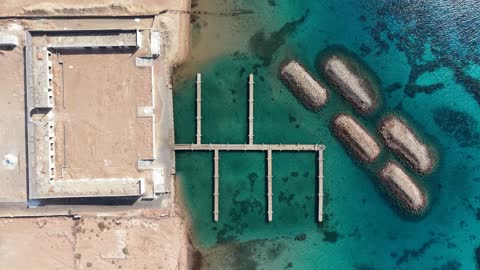 مرسى وسائل النقل البحرية في الجزيرة، هدوء وجمال البحر ، الواجهة البحرية في تبوك ، شاطئ محافظة حقل على سواحل البحر الأحمر في مدينة تبوك بالمملكة العربية السعودية ، تصوير درون لجزيرة الوصل، معالم تبوك السياحية ، اماكن سياحية ، خلفية الطبيعة البحرية