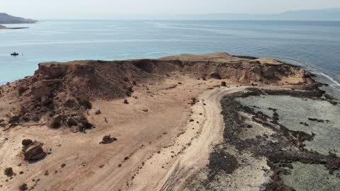 شاطئ محافظة حقل على سواحل البحر الأحمر في مدينة تبوك بالمملكة العربية السعودية ، تصوير درون لجزيرة الوصل، الواجهة البحرية في تبوك ، معالم تبوك السياحية ، هدوء وجمال البحر ، اماكن سياحية ، خلفية الطبيعة البحرية