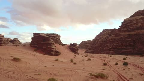 جبال منحوتة وتشكيلات جبلية في مدينة تبوك، معالم حضارية سياحية في المملكة العربية السعودية، سلسلة الجبال في منطقة علقان في النهار، تصوير درون جوي للتكوينات الصخرية في قرية بجدة نيوم غرب المملكة العربية السعودية، مناظر طبيعية للرمال الذهبية