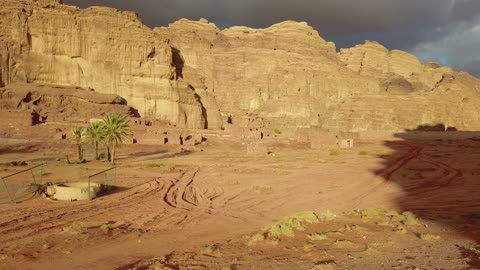 سلسلة الجبال في منطقة علقان في النهار، معالم حضارية سياحية في المملكة العربية السعودية، جبال منحوتة وتشكيلات جبلية في مدينة تبوك،  تصوير درون جوي للتكوينات الصخرية في قرية بجدة نيوم غرب المملكة العربية السعودية، مناظر طبيعية للرمال الذهبية