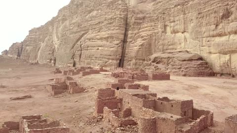مناظر طبيعية للرمال الذهبية،  سلسلة الجبال في منطقة علقان في النهار، معالم حضارية سياحية في المملكة العربية السعودية، جبال منحوتة وتشكيلات جبلية في مدينة تبوك،  تصوير درون جوي للتكوينات الصخرية في قرية بجدة نيوم غرب المملكة العربية السعودية