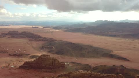 معالم حضارية سياحية في المملكة العربية السعودية، جبال منحوتة وتشكيلات جبلية في مدينة تبوك، سلسلة الجبال في منطقة علقان في النهار، تصوير درون جوي للتكوينات الصخرية في قرية بجدة نيوم غرب المملكة العربية السعودية، مناظر طبيعية للرمال الذهبية