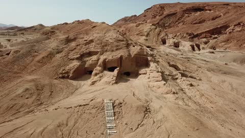 المعالم التاريخية الأثرية القديمة، مغاير شعيب في مدينة البدع في منطقة تبوك في المملكة العربية السعودية ، المعالم الاثرية السياحية في السعودية، البيوت والمعابد الأثرية المنحوتة في الصخور ، تصوير درون لمدائن النبي شعيب في مدينة البدع ( مدين ) شمال السعودية