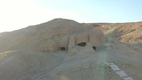 البيوت والمعابد الأثرية المنحوتة في الصخور ، تصوير درون لمدائن النبي شعيب في مدينة البدع ( مدين ) شمال السعودية ، مغاير شعيب في مدينة البدع في منطقة تبوك في المملكة العربية السعودية ، المعالم الاثرية السياحية في السعودية