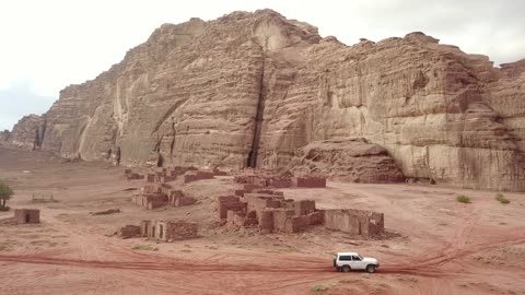 مغاير شعيب في مدينة البدع في منطقة تبوك في المملكة العربية السعودية ، البيوت والمعابد الأثرية المنحوتة في الصخور ، تصوير درون لمدائن النبي شعيب في مدينة البدع ( مدين ) شمال السعودية ، المعالم الاثرية السياحية في السعودية