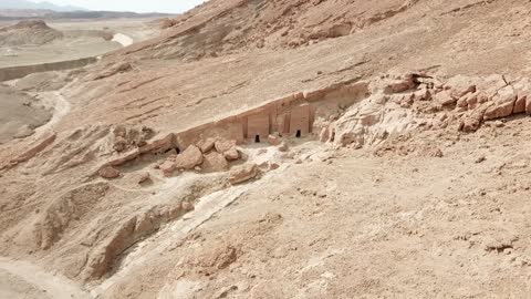 أبواب المغاير شعيب في مدينة البدع في منطقة تبوك في المملكة العربية السعودية ، المعالم الاثرية السياحية في السعودية، البيوت والمعابد الأثرية المنحوتة في الصخور ، تصوير درون لمدائن النبي شعيب في مدينة البدع ( مدين ) شمال السعودية