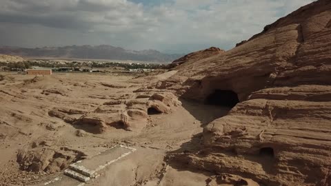 منظر الكثبان الرملية الصحراوية، مغاير شعيب في مدينة البدع في منطقة تبوك في المملكة العربية السعودية ، المعالم الاثرية السياحية في السعودية، البيوت والمعابد الأثرية المنحوتة في الصخور ، تصوير درون لمدائن النبي شعيب في مدينة البدع ( مدين ) شمال السعودية