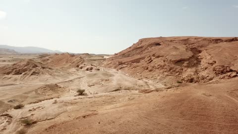 الكثبان والرمال الذهبية، مغاير شعيب في مدينة البدع في منطقة تبوك في المملكة العربية السعودية ، المعالم الاثرية السياحية في السعودية، البيوت والمعابد الأثرية المنحوتة في الصخور ، تصوير درون لمدائن النبي شعيب في مدينة البدع ( مدين ) شمال السعودية