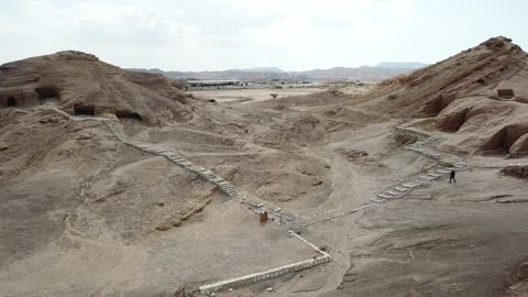 الأجواء الشتوية والمناظر الطبيعية في صحاري، مغاير شعيب في مدينة البدع في منطقة تبوك في المملكة العربية السعودية ، المعالم الاثرية السياحية في السعودية، البيوت والمعابد الأثرية المنحوتة في الصخور ، تصوير درون لمدائن النبي شعيب في مدينة البدع ( مدين ) شمال السعودية