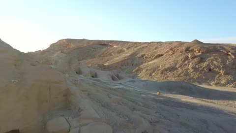 البيوت والمعابد الأثرية المنحوتة في الصخور ، تصوير درون لمدائن النبي شعيب في مدينة البدع ( مدين ) شمال السعودية ، مغاير شعيب في مدينة البدع في منطقة تبوك في المملكة العربية السعودية ، المعالم الاثرية السياحية في السعودية