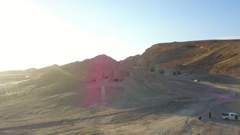 المعالم الاثرية السياحية في السعودية، مغاير شعيب في مدينة البدع في منطقة تبوك في المملكة العربية السعودية ، البيوت والمعابد الأثرية المنحوتة في الصخور ، تصوير درون لمدائن النبي شعيب في مدينة البدع ( مدين ) شمال السعودية