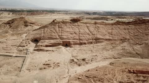 المعالم الاثرية السياحية في السعودية، مغاير شعيب في مدينة البدع في منطقة تبوك في المملكة العربية السعودية ، البيوت والمعابد الأثرية المنحوتة في الصخور ، تصوير درون لمدائن النبي شعيب في مدينة البدع ( مدين ) شمال السعودية