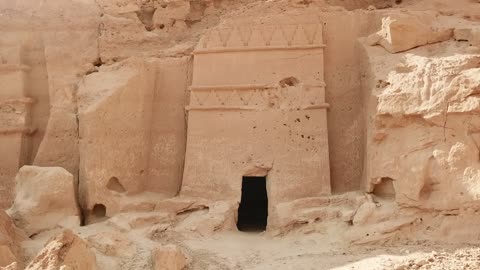 الكثبان والرمال الذهبية، مغاير شعيب في مدينة البدع في منطقة تبوك في المملكة العربية السعودية ، المعالم الاثرية السياحية في السعودية، البيوت والمعابد الأثرية المنحوتة في الصخور ، تصوير درون لمدائن النبي شعيب في مدينة البدع ( مدين ) شمال السعودية