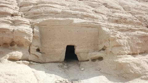 أبواب المغاير شعيب في مدينة البدع في منطقة تبوك في المملكة العربية السعودية ، المعالم الاثرية السياحية في السعودية، البيوت والمعابد الأثرية المنحوتة في الصخور ، تصوير درون لمدائن النبي شعيب في مدينة البدع ( مدين ) شمال السعودية