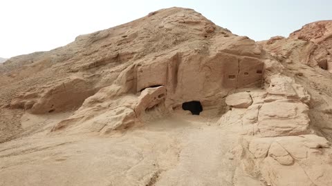 منظر الكثبان الرملية الصحراوية، مغاير شعيب في مدينة البدع في منطقة تبوك في المملكة العربية السعودية ، المعالم الاثرية السياحية في السعودية، البيوت والمعابد الأثرية المنحوتة في الصخور ، تصوير درون لمدائن النبي شعيب في مدينة البدع ( مدين ) شمال السعودية