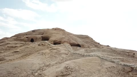 الأجواء الشتوية والمناظر الطبيعية في صحاري، مغاير شعيب في مدينة البدع في منطقة تبوك في المملكة العربية السعودية ، المعالم الاثرية السياحية في السعودية، البيوت والمعابد الأثرية المنحوتة في الصخور ، تصوير درون لمدائن النبي شعيب في مدينة البدع ( مدين ) شمال السعودية