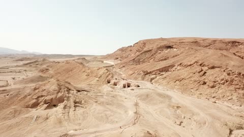 مكان سياحي طبيعي تراثي،، مغاير شعيب في مدينة البدع في منطقة تبوك في المملكة العربية السعودية ، المعالم الاثرية السياحية في السعودية، البيوت والمعابد الأثرية المنحوتة في الصخور ، تصوير درون لمدائن النبي شعيب في مدينة البدع ( مدين ) شمال السعودية