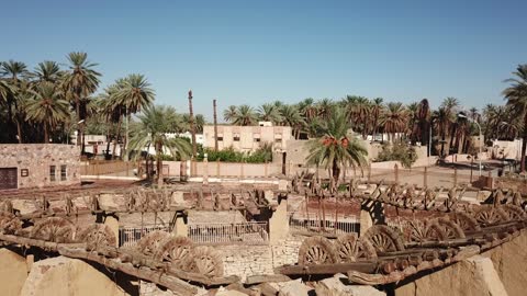 موقع البئر في مدينة تيماء بمنطقة تبوك، بئر بن هداج، أكبر وأشهر الآبار القديمة في شبه الجزيرة العربية، عمر البئر يصل إلى حوالي 3000 عام، عذوبة المياه ووفرتها، كانت مصدر حياة ونقطة التقاء للقوافل التجارية، معلمًا سياحيًا وتاريخيًا بارزًا