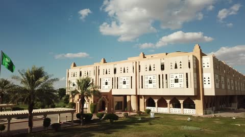 إمارة منطقة تبوك، المبنى في مدينة تبوك بالمملكة العربية السعودية،  الجهة الحكومية المسؤولة عن إدارة شؤون المنطقة، التصميم المعماري الفريد الذي يعكس الطراز المحلي، تعاقب العديد من الأمراء منذ تأسيس، ساحة أمامية واسعة ومواقف مغطاة وأشجار نخيل، علم المملكة يرفرف