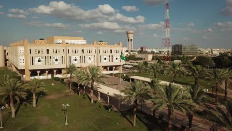 المبنى في مدينة تبوك بالمملكة العربية السعودية، إمارة منطقة تبوك، الجهة الحكومية المسؤولة عن إدارة شؤون المنطقة، التصميم المعماري الفريد الذي يعكس الطراز المحلي، تعاقب العديد من الأمراء منذ تأسيس، ساحة أمامية واسعة ومواقف مغطاة وأشجار نخيل، علم المملكة يرفرف