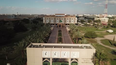 التصميم المعماري الفريد الذي يعكس الطراز المحلي، الجهة الحكومية المسؤولة عن إدارة شؤون المنطقة، المبنى في مدينة تبوك بالمملكة العربية السعودية، إمارة منطقة تبوك، تعاقب العديد من الأمراء منذ تأسيس، ساحة أمامية واسعة ومواقف مغطاة وأشجار نخيل، علم المملكة يرفرف