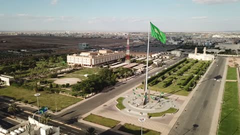 علم المملكة يرفرف، التصميم المعماري الفريد الذي يعكس الطراز المحلي، الجهة الحكومية المسؤولة عن إدارة شؤون المنطقة، المبنى في مدينة تبوك بالمملكة العربية السعودية، إمارة منطقة تبوك، تعاقب العديد من الأمراء منذ تأسيس، ساحة أمامية واسعة ومواقف مغطاة وأشجار نخيل