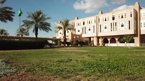 إمارة منطقة تبوك، المبنى في مدينة تبوك بالمملكة العربية السعودية،  الجهة الحكومية المسؤولة عن إدارة شؤون المنطقة، التصميم المعماري الفريد الذي يعكس الطراز المحلي، تعاقب العديد من الأمراء منذ تأسيس، ساحة أمامية واسعة ومواقف مغطاة وأشجار نخيل، علم المملكة يرفرف