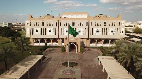 الجهة الحكومية المسؤولة عن إدارة شؤون المنطقة، المبنى في مدينة تبوك بالمملكة العربية السعودية، إمارة منطقة تبوك، التصميم المعماري الفريد الذي يعكس الطراز المحلي، تعاقب العديد من الأمراء منذ تأسيس، ساحة أمامية واسعة ومواقف مغطاة وأشجار نخيل، علم المملكة يرفرف