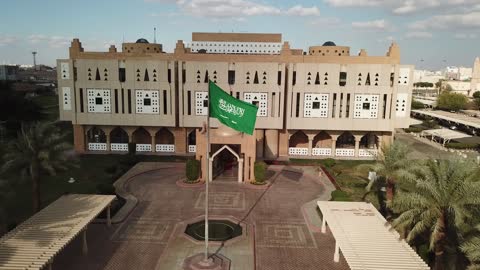 المبنى في مدينة تبوك بالمملكة العربية السعودية، إمارة منطقة تبوك، الجهة الحكومية المسؤولة عن إدارة شؤون المنطقة، التصميم المعماري الفريد الذي يعكس الطراز المحلي، تعاقب العديد من الأمراء منذ تأسيس، ساحة أمامية واسعة ومواقف مغطاة وأشجار نخيل، علم المملكة يرفرف