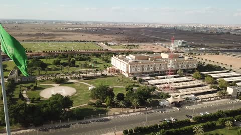 التصميم المعماري الفريد الذي يعكس الطراز المحلي، الجهة الحكومية المسؤولة عن إدارة شؤون المنطقة، المبنى في مدينة تبوك بالمملكة العربية السعودية، إمارة منطقة تبوك، تعاقب العديد من الأمراء منذ تأسيس، ساحة أمامية واسعة ومواقف مغطاة وأشجار نخيل، علم المملكة يرفرف