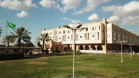 تعاقب العديد من الأمراء منذ تأسيس، ساحة أمامية واسعة ومواقف مغطاة وأشجار نخيل، علم المملكة يرفرف، التصميم المعماري الفريد الذي يعكس الطراز المحلي، الجهة الحكومية المسؤولة عن إدارة شؤون المنطقة، المبنى في مدينة تبوك بالمملكة العربية السعودية، إمارة منطقة تبوك