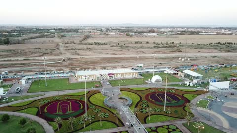 إبراز الانتاج الزراعي، الأماكن والمنتزهات الطبيعية السياحية، عرض الأنواع من الفاكهة والزهورالمتفتحة مختلفة الأشكال والألوان، الاهتمام بالحدائق والطبيعة الخصبة في المملكة, نصوير درون لمهرجان الورود والفاكهة في مدينة تبوك, الاستمتاع بالفعاليات الترفيهية العائلية