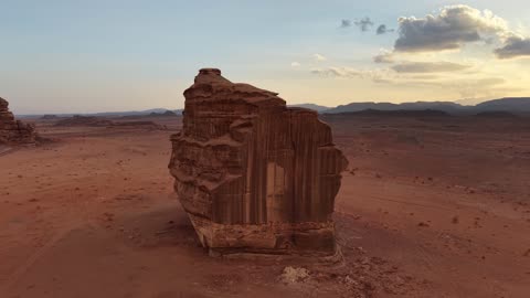 الحجر الرملي الأحمر الذي تعرض لعوامل التعرية الطبيعية، تصوير درون لجبال شقري في تبوك بالمملكة العربية السعودية، التكوينات الجبلية، شق شقري، الجبال والمرتفعات، التضاريس الصحراوية، الطبيعة الجبلية، صدع جبلي، معالم تبوك الطبيعية، السياحة في السعودية
