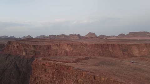 جبال شقري موقعًا جيولوجيًا مميزًا في تبوك، تصوير درون لجبال شقري في تبوك بالمملكة العربية السعودية، التكوينات الجبلية، شق شقري، الجبال والمرتفعات، التضاريس الصحراوية، الطبيعة الجبلية، صدع جبلي، معالم تبوك الطبيعية، السياحة في السعودية