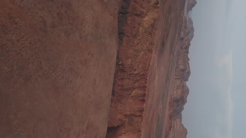 عوامل التعرية والسيول على مدى ملايين السنين، منطقة برية صحراوية محمية، تصوير درون لجبال شقري في تبوك بالمملكة العربية السعودية، التكوينات الجبلية، شق شقري، الجبال والمرتفعات، التضاريس الصحراوية، الطبيعة الجبلية، صدع جبلي، معالم تبوك الطبيعية