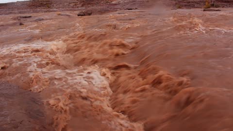 السيول في الجبال والمرتفعات، التكوينات الجبلية، شق شقري، معالم حضارية سياحية، تصوير درون شقري في تبوك بالمملكة العربية السعودية، التضاريس الصحراوية، الطبيعة الجبلية، صدع جبلي، معالم تبوك الطبيعية، السياحة في السعودية