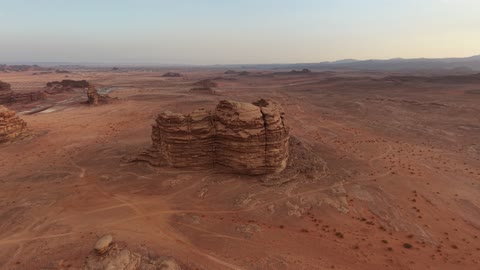 أنشطة مثل رحلات السفاري بسيارات الجيب، تصوير درون لجبال شقري في تبوك بالمملكة العربية السعودية، التكوينات الجبلية، شق شقري، الجبال والمرتفعات، التضاريس الصحراوية، الطبيعة الجبلية، صدع جبلي، معالم تبوك الطبيعية، السياحة في السعودية