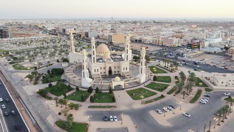 أحد أكبر المساجد في المنطقة، معلم بارز يقع في مدينة تبوك بالمملكة العربية السعودية، يتميز المسجد بتصميمه المعماري الفريد والفاخر، قبة كبيرة وعدد من المآذن الطويلة،  ساحات وحدائق واسعة ومناطق لوقوف السيارات