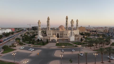 ساحات وحدائق واسعة ومناطق لوقوف السيارات، قبة كبيرة وعدد من المآذن الطويلة،  أحد أكبر المساجد في المنطقة، معلم بارز يقع في مدينة تبوك بالمملكة العربية السعودية، يتميز المسجد بتصميمه المعماري الفريد والفاخر