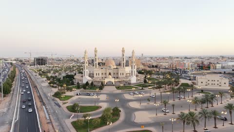 قبة كبيرة وعدد من المآذن الطويلة،  أحد أكبر المساجد في المنطقة، معلم بارز يقع في مدينة تبوك بالمملكة العربية السعودية، يتميز المسجد بتصميمه المعماري الفريد والفاخر، ساحات وحدائق واسعة ومناطق لوقوف السيارات