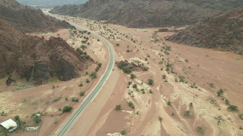 المناظر الطبيعية والاماكن السياحية في المملكة العربية السعودية، تصوير درون جوي لتضاريس جبال أجا الوعرة في توارن ،القمم والمرتفعات في المناطق الجبلية،جبال أجا في مدينة حائل،  خلفية الطبيعة