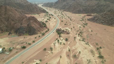 المناظر الطبيعية والاماكن السياحية في المملكة العربية السعودية، تصوير درون جوي لتضاريس جبال أجا الوعرة في توارن ،القمم والمرتفعات في المناطق الجبلية،جبال أجا في مدينة حائل،  خلفية الطبيعة