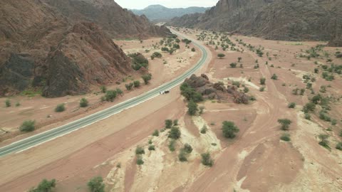 المناظر الطبيعية والاماكن السياحية في المملكة العربية السعودية، تصوير درون جوي لتضاريس جبال أجا الوعرة في توارن ،القمم والمرتفعات في المناطق الجبلية،جبال أجا في مدينة حائل،  خلفية الطبيعة