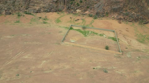 تصوير درون جوي لتضاريس جبال أجا الوعرة في توارن ، جبال أجا في مدينة حائل، المناظر الطبيعية والاماكن السياحية في المملكة العربية السعودية،القمم والمرتفعات في المناطق الجبلية، خلفية الطبيعة