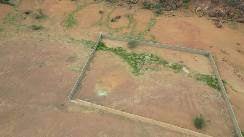 تصوير درون جوي لتضاريس جبال أجا الوعرة في توارن ، جبال أجا في مدينة حائل، المناظر الطبيعية والاماكن السياحية في المملكة العربية السعودية،القمم والمرتفعات في المناطق الجبلية، خلفية الطبيعة